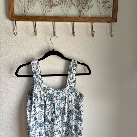 Coastal Blue and White Floral Sleeveless Top - Picture 1 of 7